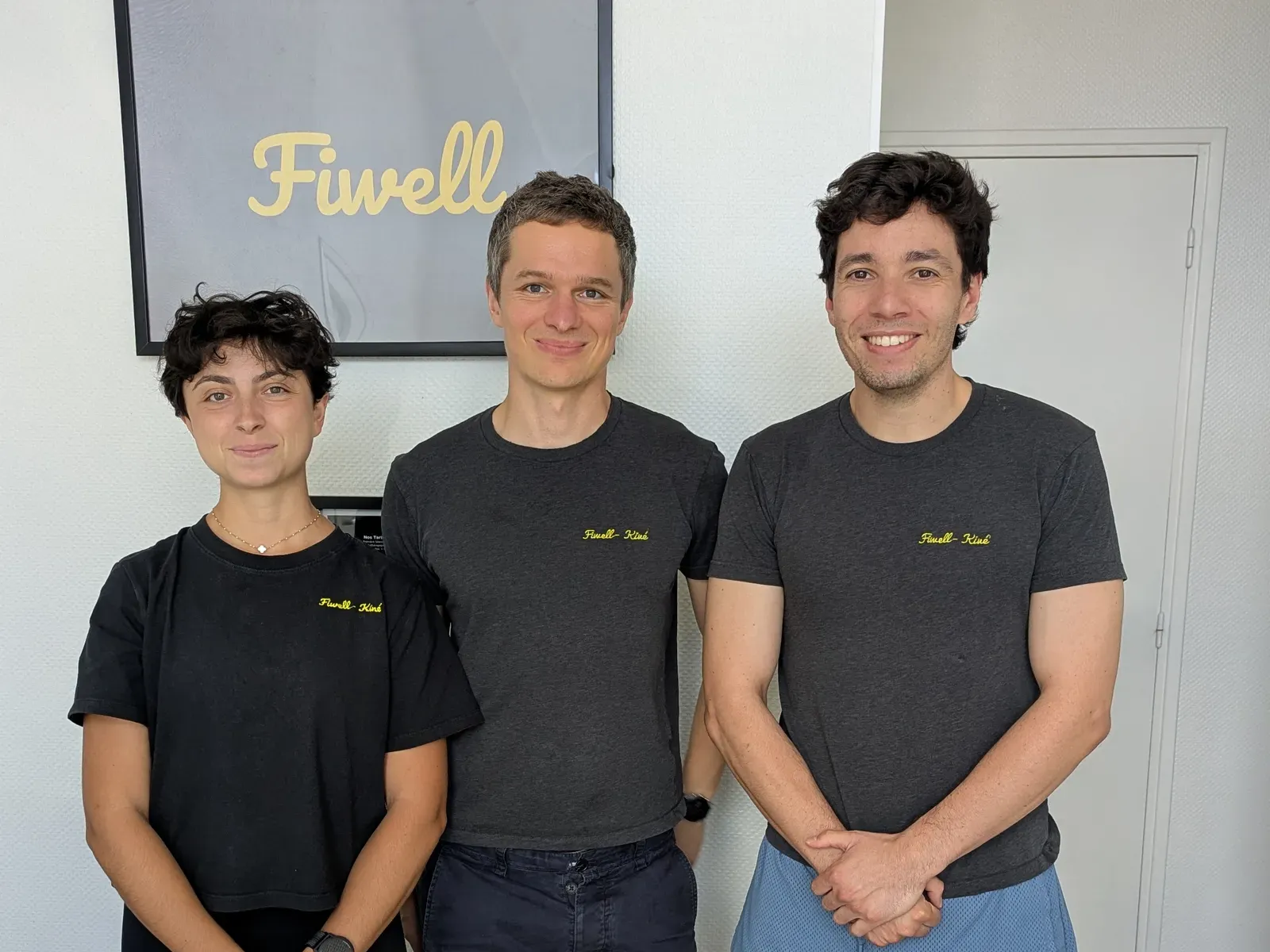 Clémence Boucher, Bastien Willems et Nicolas Sedoud, en tee-shirt Fiwell Kiné, au cabinet de Suresnes