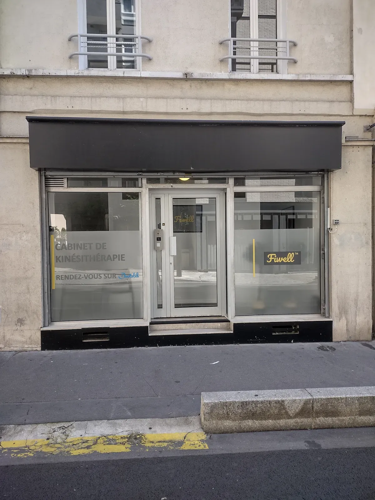 Vitrine du cabinet Fiwell Kiné, 6 rue Armand Silvestre à Courbevoie